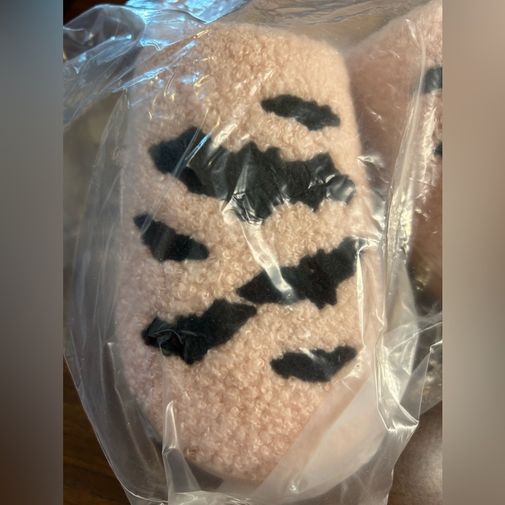 NWT Maurices Pink Halloween Bat Plush Slippers Size S/M - Picture 7 of 7